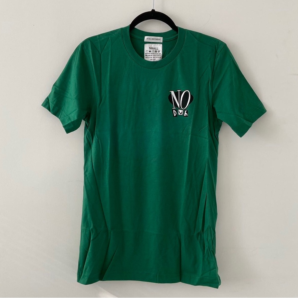 Petals and Peacocks No Duh Graphic Tee Size Small